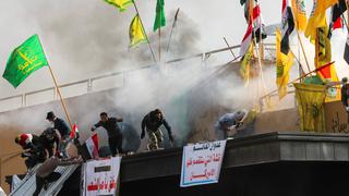 Irak: Tropas de Estados Unidos lanzan gas lacrimógeno a manifestantes que cercan su embajada en Bagdad