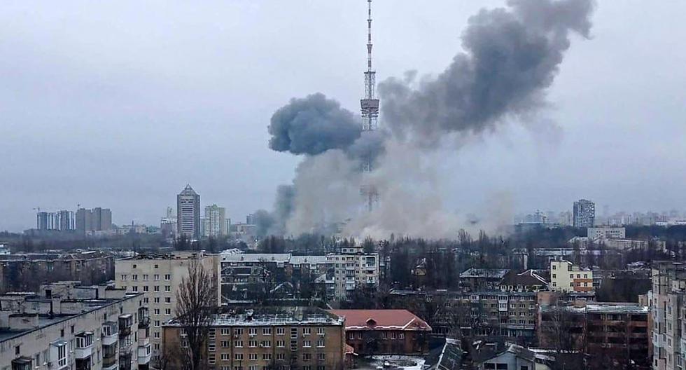 El humo se eleva después de un ataque con misiles de Rusia contra el centro de televisión de la capital de Ucrania, Kiev, el 1 de marzo del 2022. (AFP).