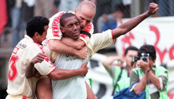 Esidio, Piero Alva y Gustavo Grondona, en los años del tricampeonato. Se acabaron los abrazos así en el fútbol. (Foto: Rolly Reyna / GEC)