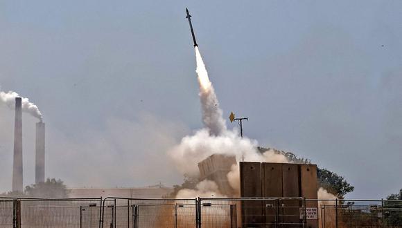El sistema de defensa aérea Cúpula de Hierro de Israel intercepta cohetes lanzados desde la Franja de Gaza. (Foto de JACK GUEZ / AFP).