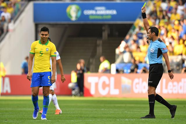 Perú vs. Brasil: Jefferson Farfán y el 'caño' contra Casemiro, quien fue amonestado por dura falta. (Foto: AFP)