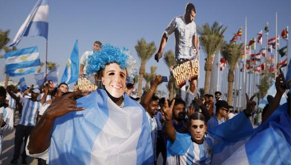 Hinchas apoyando a Argentina en Doha, Qatar. (REUTERS)