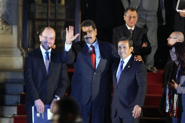 El presidente de Venezuela Nicolás Maduro se despide de su homólogo Ollanta Humala luego de recibir el espaldarazo de la Unasur a su elección en el 2013. (Foto archivo El Comercio)