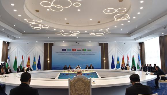 El presidente del Consejo Europeo, Charles Michel, se reúne con los líderes de los cinco países de Asia Central -Kazajstán, Kirguistán, Uzbekistán, Tayikistán y Turkmenistán- durante la segunda cumbre UE-Asia Central en la ciudad de Cholpon-Ata, a unos 250 km de la capital Bishkek, el 2 de junio de 2023. (Foto de VYACHESLAV OSELEDKO / AFP)