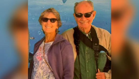 Ian Hirschsohn, de 78 años de edad, y su esposa Kathy Harvey, de 65, eran originarios de San Diego, California. Desde hace 35 años solían vacacionar en México. Habían rentado una casa cercana a la playa de El Socorrito, en Baja California. (Twitter).