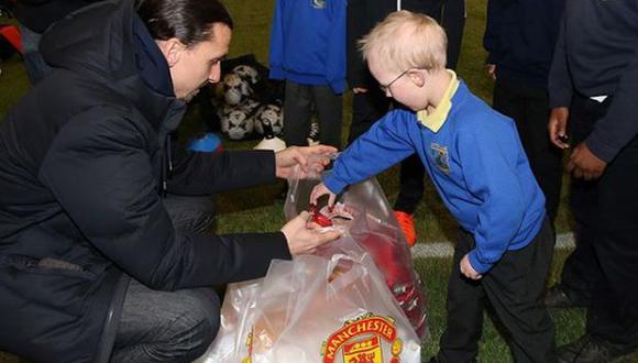 Ibrahimovic repartió regalos por Navidad a niños de Fundación Manchester United. (Foto: Captura de video)