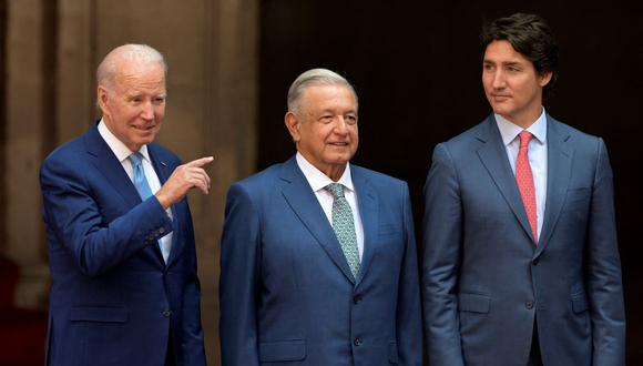 El presidente de Estados Unidos, Joe Biden (izquierda), hace un gesto junto al presidente de México, Andrés Manuel López Obrador (centro), y el primer ministro de Canadá, Justin Trudeau, en la Ciudad de México, el 10 de enero de 2023. (NICOLAS ASFOURI / AFP).