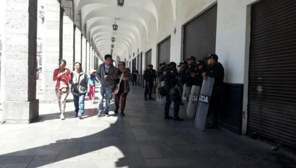 Manifestantes intentaron sin éxito ingresar a la Plaza de Armas e Arequipa. La policía custodiaba los accesos. (Foto: Zenaida Condori)