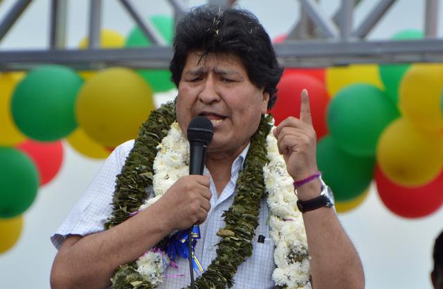 El ex presidente boliviano Evo Morales hace un gesto mientras pronuncia un discurso durante un mitin en Chimoré, provincia de Chapare, departamento de Cochabamba, Bolivia. (FERNANDO CARTAGENA / AFP)