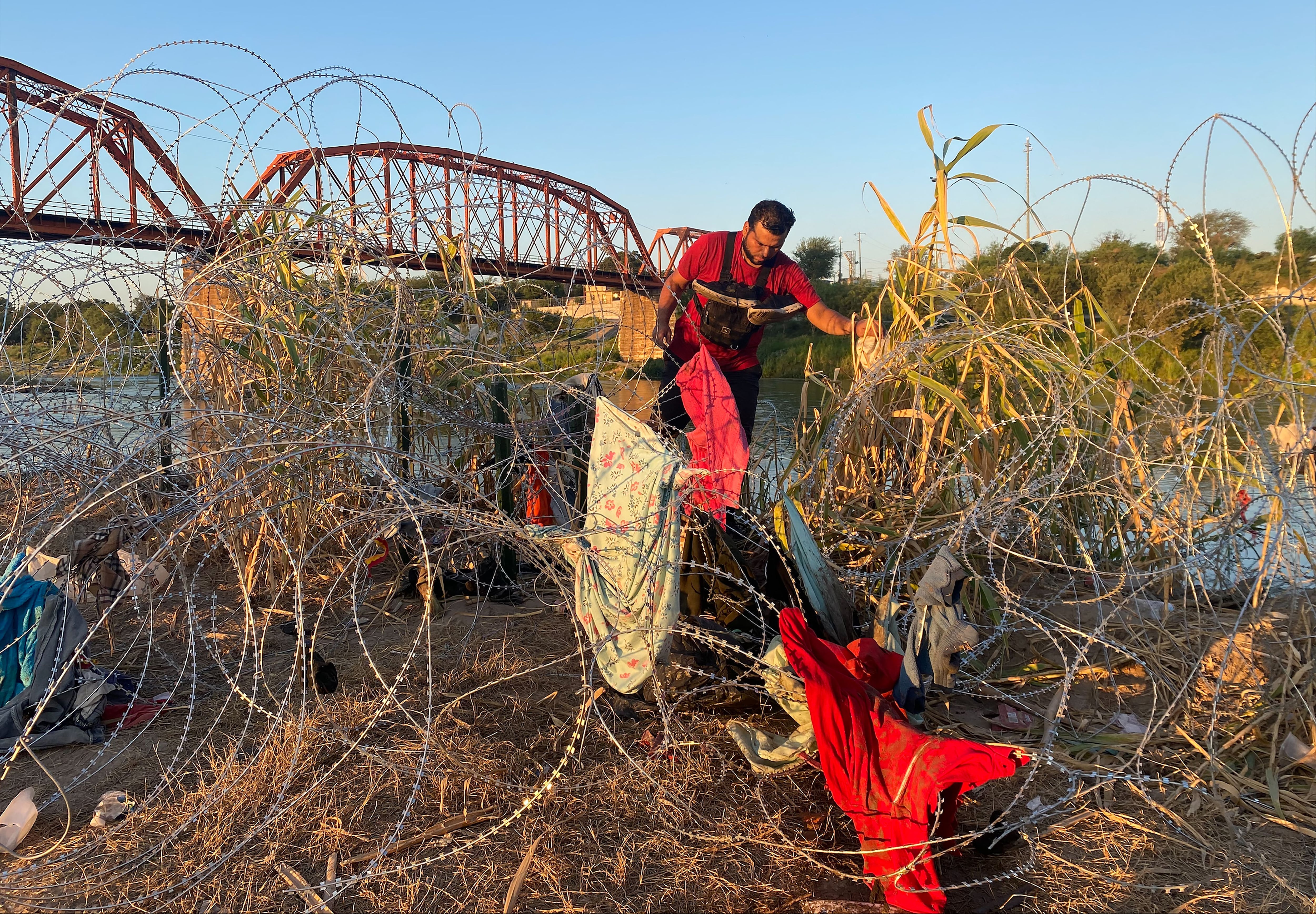 Venezuelan Alejandro Urdaneta, a migrant seeking asylum, crosses the border between the United States and Mexico in Eagle Pass, Texas, on September 23, 2023. (Photo by Paula RAMÓN / AFP).