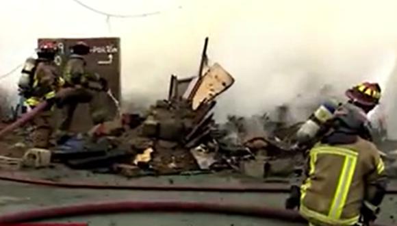 Bomberos controlan incendio reportado en un depósito de reciclaje ubicado en Chorrillos. (Foto: Captura/América Noticias)