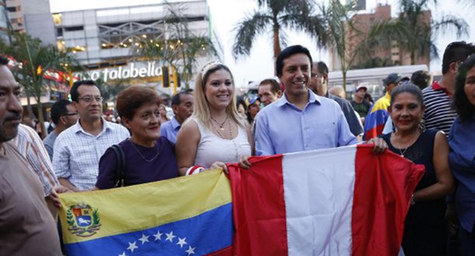 Venezolanos realizaron un plantón en Miraflores. (Foto: Andina)