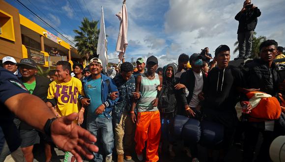 Los migrantes no llegaron a la zona del puerto fronterizo debido a que agentes de la Policía Federal y la Policía Municipal de Tijuana lo impidieron. (Reuters)