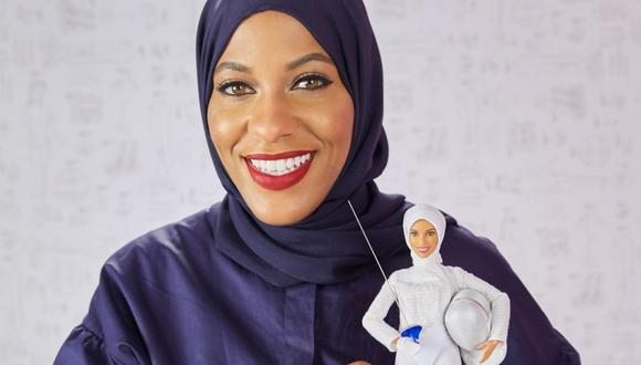 Barbie se pone el hiyab para honrar a atleta olímpica Ibtihaj Muhammad. (Foto: Twitter/@Barbie)