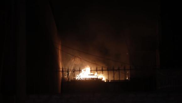 Dos personas resultaron heridas tras incendio en fábrica de insumos químicos, en San Juan de Lurigancho. (Foto: Hugo Pérez / @photo.gec)