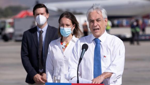 El presidente de Chile, Sebastián Piñera (derecha), ofrece una rueda de prensa durante la llegada de vacunas chinas Sinovac, en el aeropuerto de Santiago (Chile). (Foto: Archivo/EFE/ Alberto). Valdés