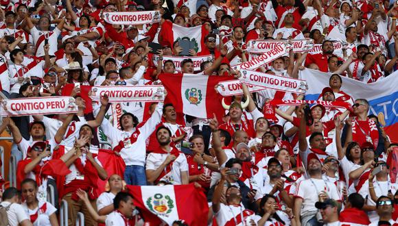 Los hinchas peruanos fueron mayoría en el Mordovia Arena de Saransk en el Mundial Rusia 2018. Dos años más tarde, en pleno confinamiento por el coronavirus, el fútbol -y la industria alrededor del mismo- se ha paralizado. (Foto: AFP)