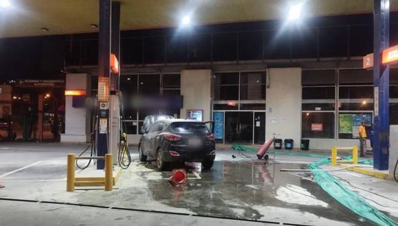 Un vehículo que fue incendiado en una gasolinera de la ciudad de Esmeraldas, en Ecuador. (Redes sociales).