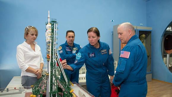 Shannon Walker (segunda de la derecha) es una de las principales astronautas de la NASA y candidata a convertirse en la primera mujer en la Luna. NASA/Victor Zelentsov
