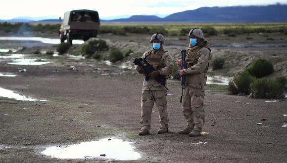 Soldados chilenos vigilan la frontera con Bolivia en Colchane, Chile, el 17 de febrero de 2022. (Foto: IGNACIO MUNOZ / AFP)