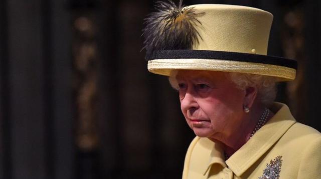 Isabel II: La reina de los sombreros y sus osadas elecciones - 9