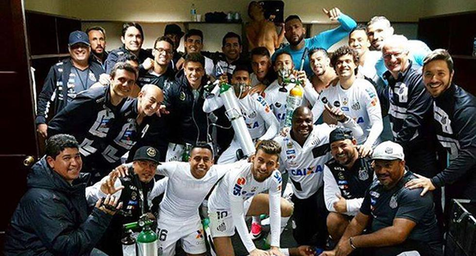 Los jugadores de Santos no tuvieron mejor idea que celebrar su clasificación con un balón de oxígeno. (Foto: Santos)