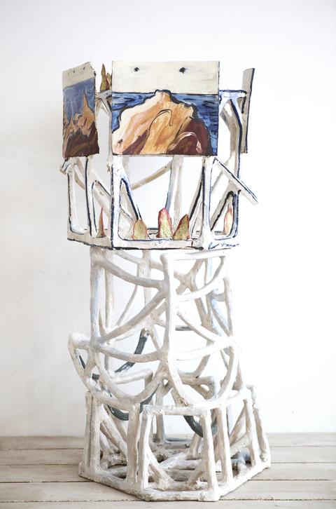 Para Bravo de Rueda, el inestable ensamble que predomina en sus esculturas es también una reflexión sobre cómo armamos nuestra identidad.