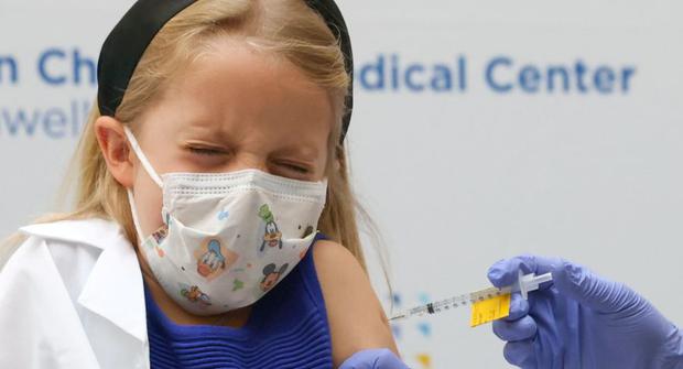A 7-year-old girl reacts when she receives the Pfizer-BioNTech COVID-19 vaccine at Cohen Children's Medical Center, New Hyde Park, New York, USA, November 4, 2021. (REUTERS / Andrew Kelly)