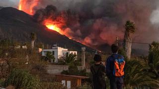 La lava del volcán de La Palma llega al mar y genera gases tóxicos | FOTOS