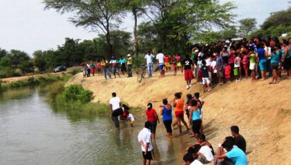 Piura: dos desaparecidos dejó la caída de un auto a acueducto