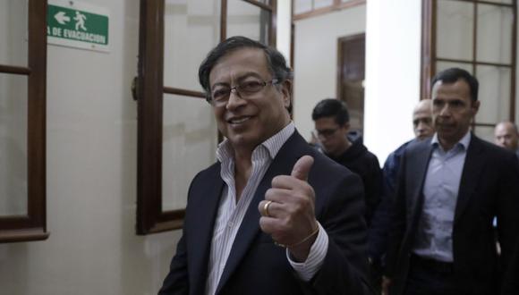 El candidato presidencial colombiano Gustavo Petro, de la coalición de izquierda Pacto Histórico, saluda hoy tras llegar a una rueda de prensa en Bogotá (Colombia).