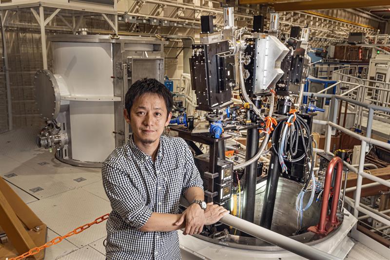 El investigador de Sandia National Laboratories, el astrofísico Taisuke Nagayama, posa junto a la Máquina Z. (Foto: EFE)