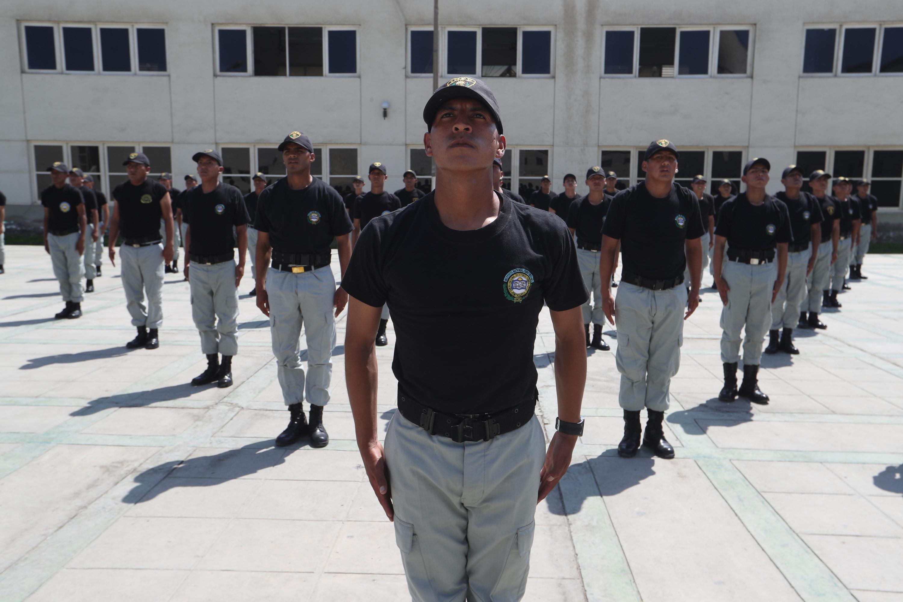 Los aspirantes a agentes penitenciarios realizan sus ejercicios en el patio de entrenamiento del Centro de Estudios Criminológicos y Penitenciarios. El 19 de marzo pasado iniciaron su preparación.