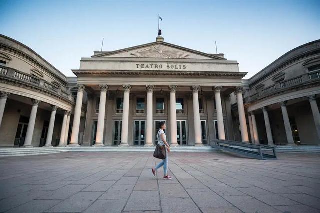 CNN Travel recomienda 21 destinos para visitar cuando se recobre la normalidad. En la imagen, el Teatro Solís, en Montevideo (Uruguay). (Foto: EFE)