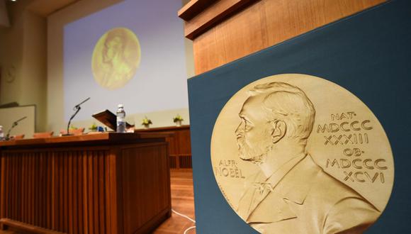 Una medalla mostrando el rostro de Alfred Nobel, el magnate inventor de la dinamita que estableció estos galardones para premiar anualmente a las personas más destacadas en distintas disciplinas. (Foto: Jonathan NACKSTRAND / AFP)