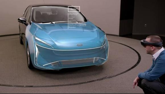 Los diseñadores de Ford utilizan los lentes de Microsoft para visualizar los modelos a escala real y poder hacer modificaciones. (Foto: captura de YouTube)