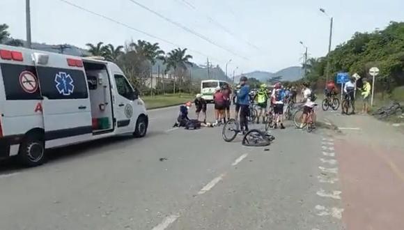 Bomberos atienden la emergencia tras el atropello de los ciclistas en una autopista de Colombia. (FOTO: @jorgezuluagao).