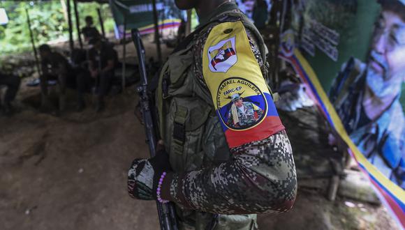 Imagen de archivo | Prisioneros de guerra (L) de otros grupos ilegales son custodiados por guerrilleros disidentes del Frente 30 Rafael Aguilera de las FARC-EP en un campamento en el departamento colombiano de Nariño, el 1 de marzo de 2023. (Foto de Joaquín SARMIENTO / AFP)