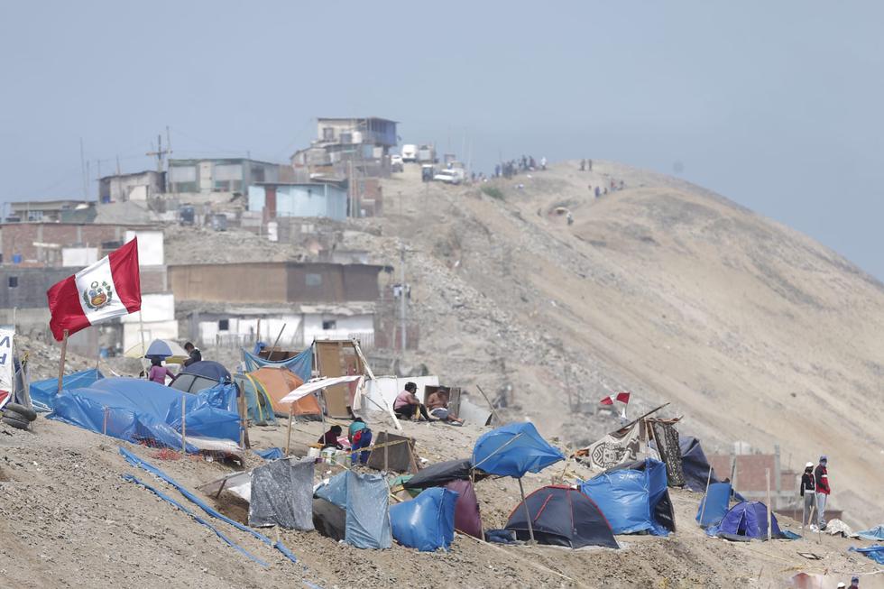 Continúan llegando decenas de personas al área intangible del Morro Solar de Chorrillos, cerca de la playa La Chira y el espolón de Marcavilca. En la zona ya se habrían instalado más de 8.000 personas, según informó Latina. Un recorrido por la zona dio cuenta que el flujo de ingreso no es controlado por ninguna autoridad. (Fotos: Andrés Paredes/ @photo.gec)