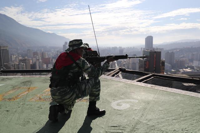 El presidente socialista Nicolás Maduro justificó el viernes las maniobras asegurando que en territorio brasileño hay "grupos terroristas (...) preparando ataques e incursiones militares contra Venezuela". (EFE/ Miguel Gutiérrez).