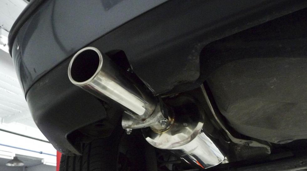 Revise el tubo de escape, si encuentra residuos negros grasosos quiere decir que el motor est&aacute; quemando aceite.