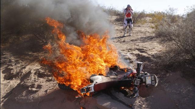 Tristeza y resignación de Goncalves tras incendiarse su moto - 1