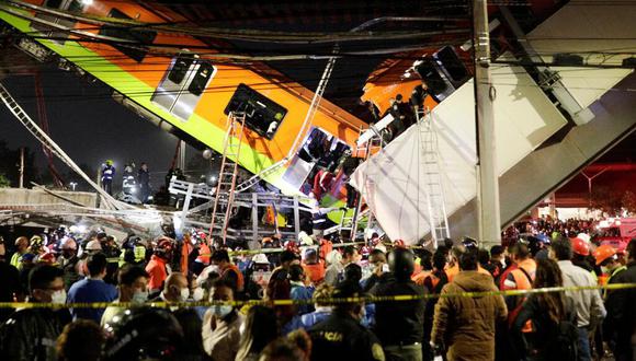 Rescatistas buscan sobrevivientes en el sitio donde colapsó la estructura del Metro de Ciudad de México. (Foto: Luis Cortes / Reuters).