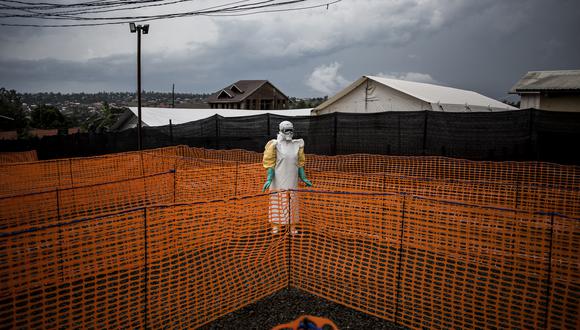 Un trabajador que atendía pacientes de ébola en la República Democrática del Congo en 2018. (Foto: John WESSELS / AFP)