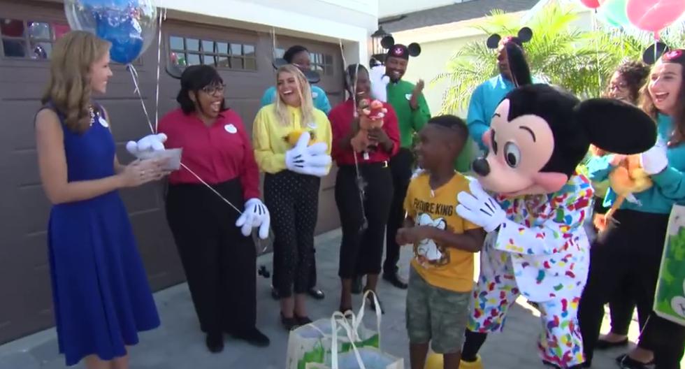 Enterados de su noble gesto, Mickey Mouse y personal de Walt Disney World visitaron al niño por su cumpleaños para darle una sorpresa. (Foto: Disney Parks en YouTube)