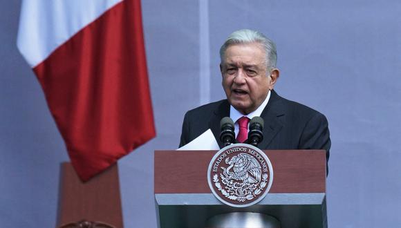 Imagen de archivo | El presidente mexicano, Andrés Manuel López Obrador, pronuncia un discurso después de una manifestación tras el llamado del presidente por el 85 aniversario de la nacionalización del petróleo en medio de una controversia sobre la reforma electoral en la plaza Zócalo de la Ciudad de México el 18 de marzo de 2023. (Foto por RODRIGO ARANGUA / AFP)