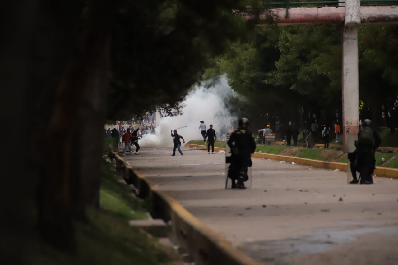 Armados de huaracas, hondas y material pirotécnico, los manifestantes se enfrentaron a la policía en un segundo intento de tomar el aeropuerto Velasco Astete. Los efectivos dispararon perdigones y bombas lacrimógenas.