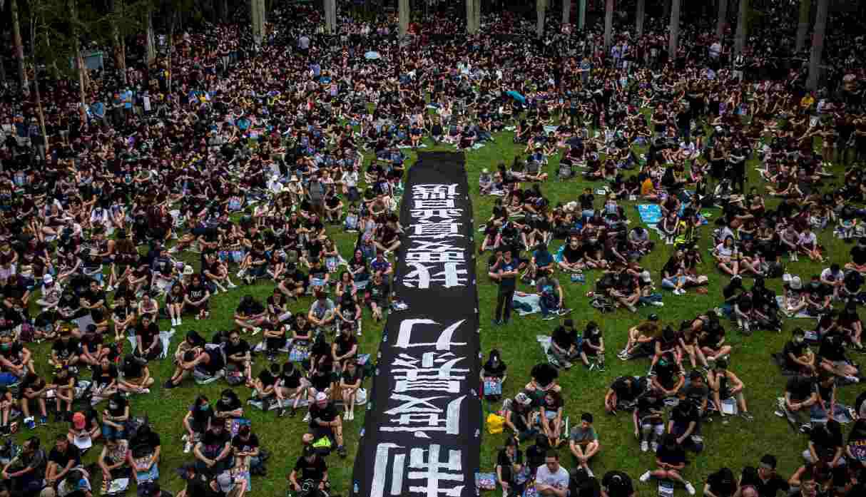 Una segunda manifestación, en la isla de Hong Kong esta vez, pretende concluir en un parque cercano a la sede de la Oficina de Enlace, órgano del gobierno central chino. (Foto: AFP)