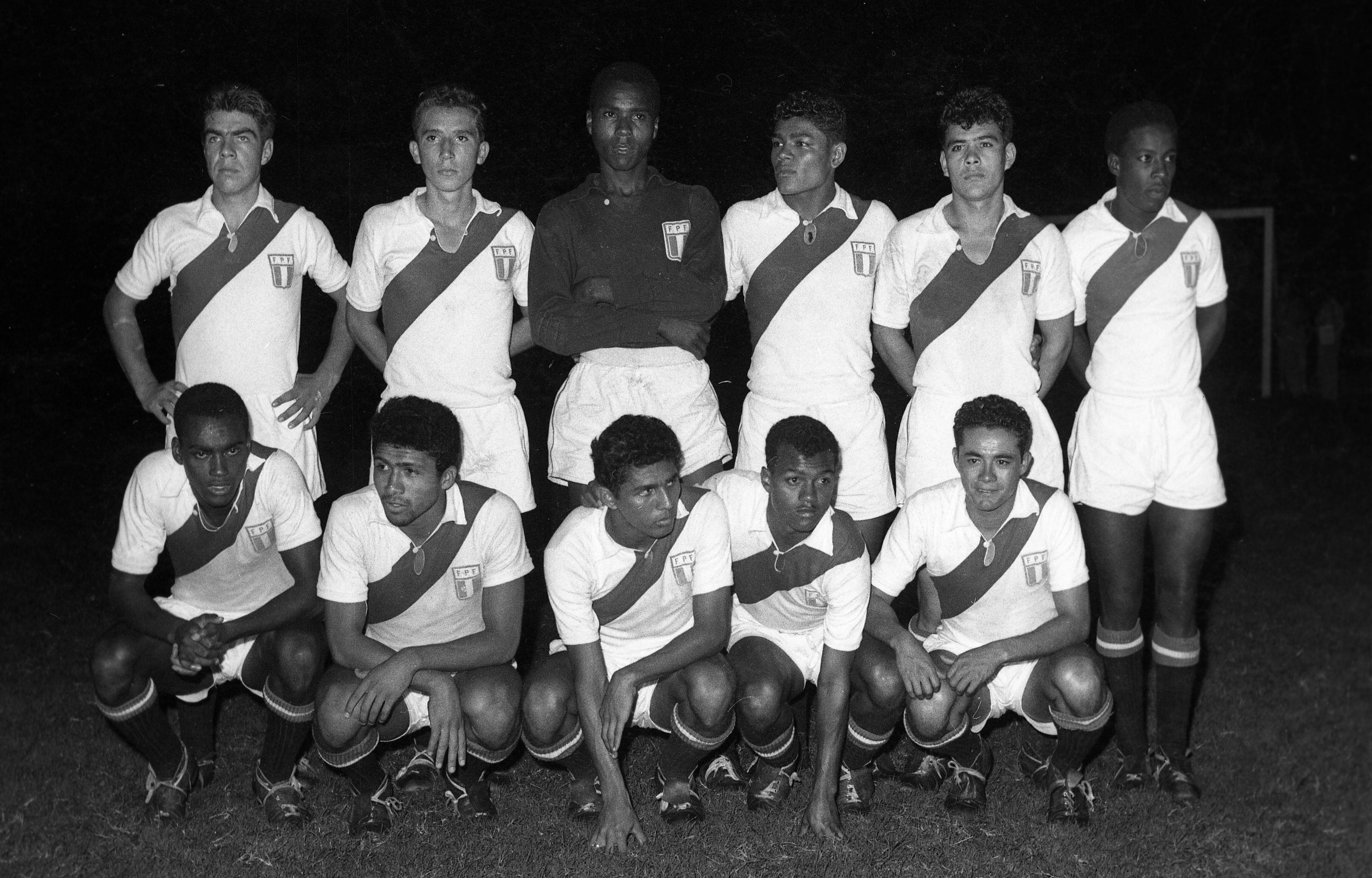 LIMA, 30 DE ABRIL DE 1960

TORNEO PRE OLIMPICO DE FUTBOL AMATEUR.

PARTIDO ENTRE LA SELECCION PERUANA Y LA DE BRASIL.
FOTO:  EL COMERCIO
