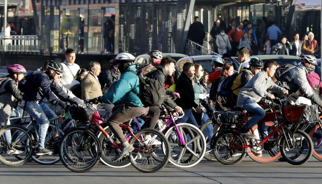 Ciudadanos se movilizan en bicicleta durante el "Día sin Carro" este jueves en Bogotá (Colombia). (EFE).